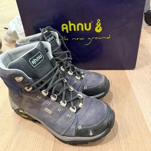 Ahnu Montara Hiking Boots Midnight Blue
Waterproof Leather Women's US 6